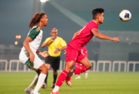 Penyerang Timnas Indonesia U-23, Ramadhan Sananta mengontrol bola saat dihadang pemain bertahan Arab Saudi U-23 dalam pertandingan uji coba jelang Piala Asia U-23 yang berlangsung di The Sevens Stadium, Dubai, Uni Emirat Arab, Jumat (05/4/2024). Foto: PSSI