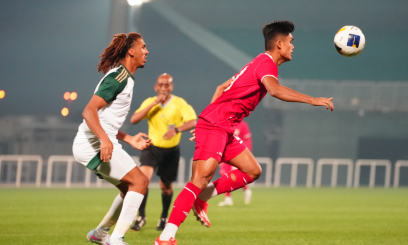 Penyerang Timnas Indonesia U-23, Ramadhan Sananta mengontrol bola saat dihadang pemain bertahan Arab Saudi U-23 dalam pertandingan uji coba jelang Piala Asia U-23 yang berlangsung di The Sevens Stadium, Dubai, Uni Emirat Arab, Jumat (05/4/2024). Foto: PSSI