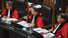 Ketua Mahkamah Konsitusi Suhartoyo (tengah) didampingi Hakim Konstitusi Arief Hidayat (kanan) dan Saldi Isra (kiri) memimpin sidang lanjutan sengketa hasil Pilpres 2024 di Gedung Mahkamah Konstitusi (MK), Jakarta, Jumat (5/4/2024). Foto: Antara