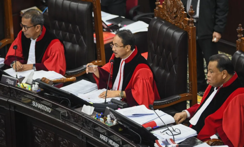 Ketua Mahkamah Konsitusi Suhartoyo (tengah) didampingi Hakim Konstitusi Arief Hidayat (kanan) dan Saldi Isra (kiri) memimpin sidang lanjutan sengketa hasil Pilpres 2024 di Gedung Mahkamah Konstitusi (MK), Jakarta, Jumat (5/4/2024). Foto: Antara