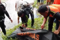 Proses evakuasi jenazah korban yang tewas usai tenggelam di Sungai Wae Ara, Lembor, Manggarai Barat, NTT. (Tajukflores.com)