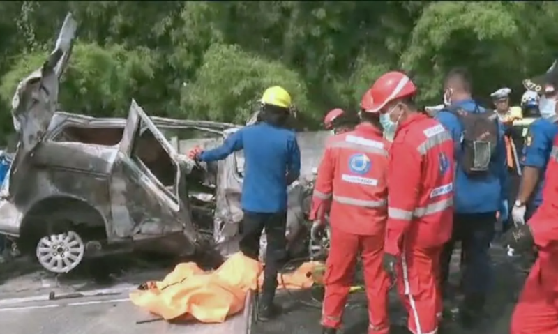 Proses evakuasi korban kecelakaan di KM 58 jalan Tol Jakarta-Cikampek. Foto: Antara