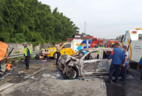 Penampakan kecelakaan maut di Tol Cikampek KM 58 jalur B dari arah Cirebon menuju Jakarta, Senin (8/4/2024). (Foto: RRI/Damkar)