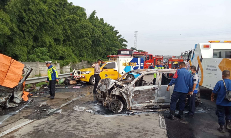 Penampakan kecelakaan maut di Tol Cikampek KM 58 jalur B dari arah Cirebon menuju Jakarta, Senin (8/4/2024). (Foto: RRI/Damkar)