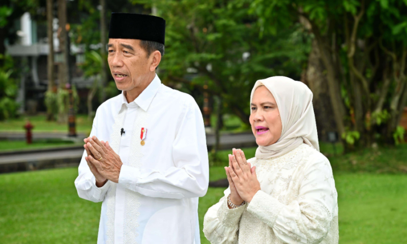 Presiden Jokowi dan Ibu Negara Iriana Joko Widodo menyampaikan ucapan Selamat Hari Raya Idulfitri 1445 H kepada umat Muslim Indonesia, pada Selasa (9/4/2024). (Foto: Biro Pers Setpres)