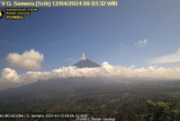 Tangkapan layar rekaman kamera pengawas yang menunjukkan erupsi Gunung Semeru di Jawa Timur pada Jumat (12/4/2024) (Foto: Situs resmi PVMBG).