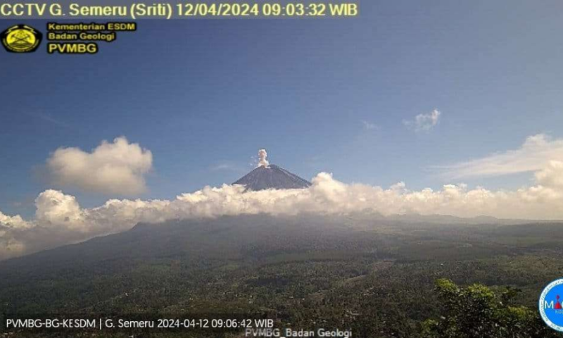 Tangkapan layar rekaman kamera pengawas yang menunjukkan erupsi Gunung Semeru di Jawa Timur pada Jumat (12/4/2024) (Foto: Situs resmi PVMBG).