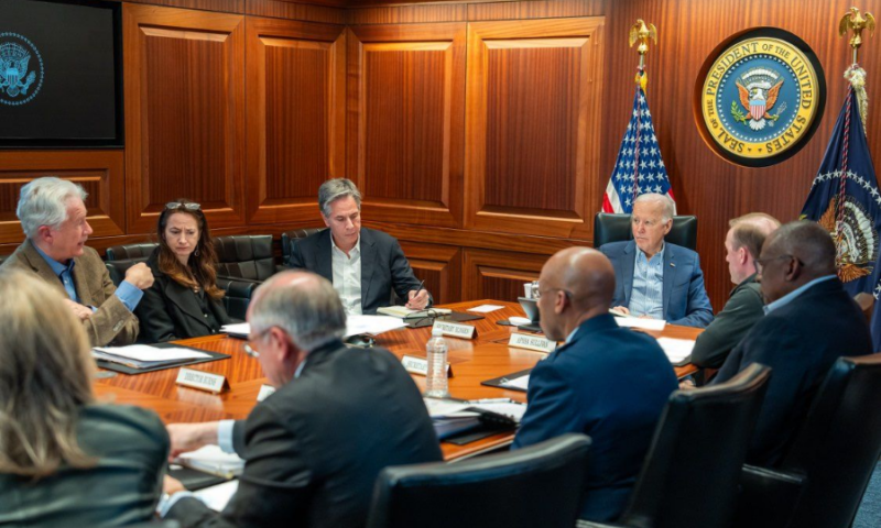 Presiden AS Joe Biden memimpin pertemuan dengan tim keamanan nasional pascaserangan Iran terhadap Israel, Minggu (14/4/2024) (Foto: X - @POTUS)