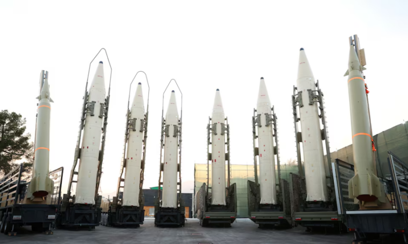 Rudal balistik Iran dipamerkan dalam upacara bergabungnya Angkatan Bersenjata, di Teheran, Iran, 22 Agustus 2023. Foto: Reuters