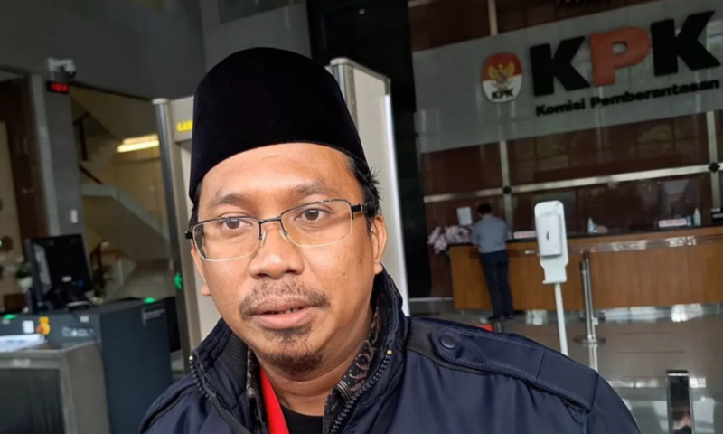 Bupati Sidoarjo Ahmad Muhdlor Ali saat memberikan keterangan kepada wartawan di Gedung Merah Putih KPK, Jakarta Selatan, Jumat (16/2/2024). Foto: Antara