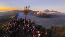 Wisatawan domestik dan mancanegara saat menikmati keindahan pemandangan Gunung Bromo, Malang, Jawa Timur, Sabtu (10/6/2023). Foto: RRI