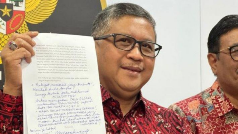 Sekjen PDIP Hasto Kristiyanto menunjukkan tulisan tangan Megawati dalam surat Amicus Curiae yang disampaikan oleh Megawati Soekarnoputri di Gedung II Mahkamah Konstitusi, Jakarta, Selasa (16/4/2024). Foto: Istimewa