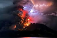 Visualisasi erupsi yang disertai kilatan petir vulkanik terjadi di Gunung Ruang yang berlokasi di Kabupaten Sitaro, Sulawesi Utara, Rabu (17/4/2024). Foto: PVMBG