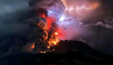 Visualisasi erupsi yang disertai kilatan petir vulkanik terjadi di Gunung Ruang yang berlokasi di Kabupaten Sitaro, Sulawesi Utara, Rabu (17/4/2024). Foto: PVMBG