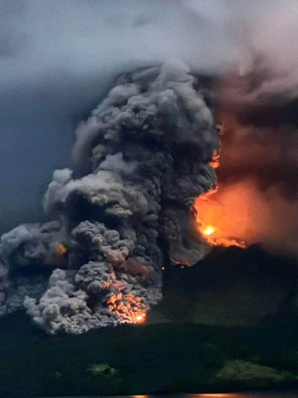 Foto: Gunung Ruang Erupsi, Melontarkan Abu Vulkanik Setinggi 3.000 Meter!
