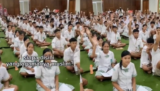 Tangkap layar siswa muslim di SMP St Yusup Pacet, Surabaya (X/Tajukflores.com)