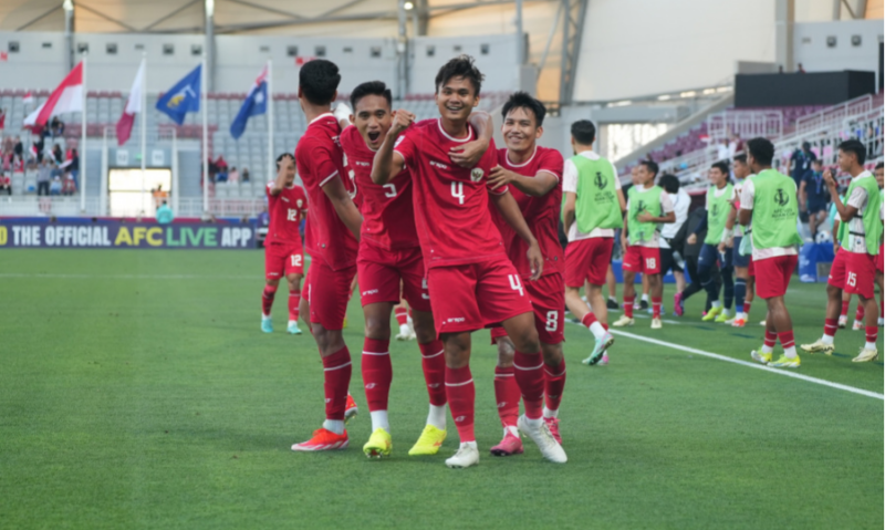 Gelandang Timnas Indonesia U-23, Komang Teguh melakukan selebrasi usai mencetak gol ke gawang Australia pada Kamis (18/4/2024) malam. Foto: PSSI