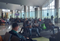 Suasana di Bandara Sam Ratulangi Manado saat penumpang telah berada di ruang tunggu untuk menunggu keberangkatan pada Kamis (18/4/2024). Foto: Antara