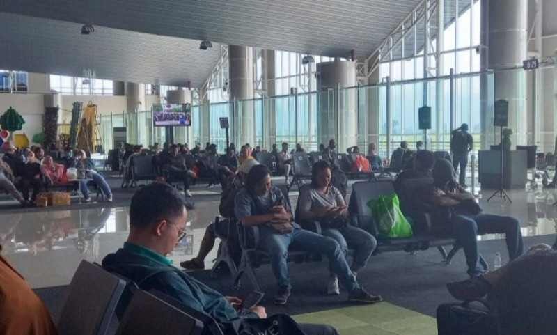 Suasana di Bandara Sam Ratulangi Manado saat penumpang telah berada di ruang tunggu untuk menunggu keberangkatan pada Kamis (18/4/2024). Foto: Antara