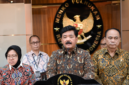Menkopolhukam Hadi Tjahjanto (tengah) ditunjuk Presiden Jokowi untuk memimpin Satgas terpadu berantas judi online di Indonesia. Foto: Kominfo