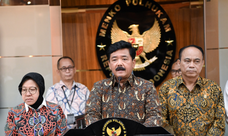 Menkopolhukam Hadi Tjahjanto (tengah) ditunjuk Presiden Jokowi untuk memimpin Satgas terpadu berantas judi online di Indonesia. Foto: Kominfo