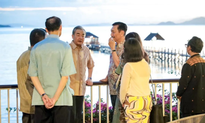 Menko Marves Luhut B. Pandjaitan berbincang dengan Menteri Luar Negeri Republik Rakyat Tiongkok (Menlu RRT) Wang Yi sebelum Dialog Tingkat Tinggi dan Mekanisme Kerja Sama keempat Indonesia-China (HDCM)di Labuan Bajo, Jumat (19/4/2024). Foto: Instagram Luhut Binsar Pandjaitan