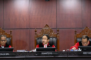 Ketua Mahkamah Konstitusi (MK) Suhartoyo (tengah) didampingi Hakim Konstitusi Saldi Isra (kiri) dan Arief Hidayat (kanan) memimpin jalannya sidang putusan perselisihan hasil Pilpres 2024 di Gedung Mahkamah Konstitusi, Jakarta, Senin (22/4/2024). Foto: Antara