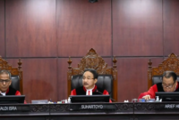 Ketua Mahkamah Konstitusi (MK) Suhartoyo (tengah) didampingi Hakim Konstitusi Saldi Isra (kiri) dan Arief Hidayat (kanan) memimpin jalannya sidang putusan perselisihan hasil Pilpres 2024 di Gedung Mahkamah Konstitusi, Jakarta, Senin (22/4/2024). Foto: Antara