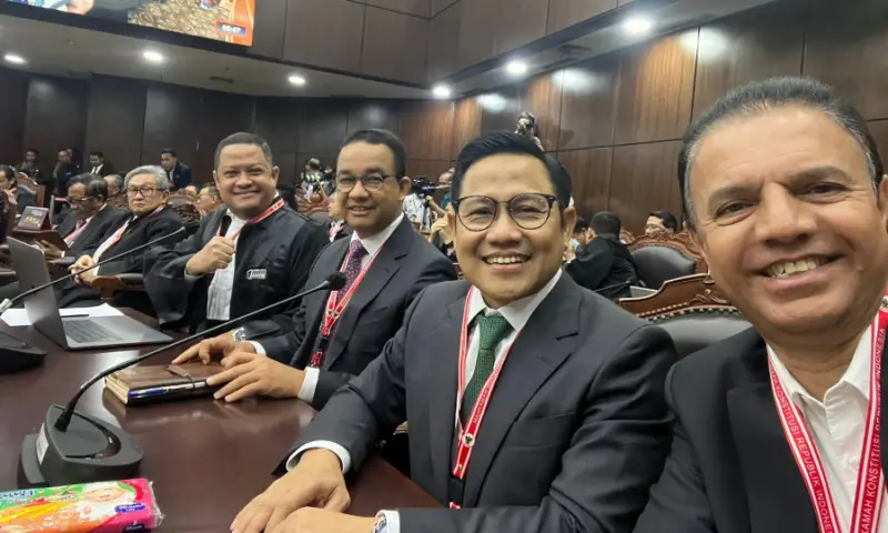 Pasangan nomor urut 01 Pilpres 2024 Anies Baswedan dan Muhaimin Iskandar saat mengikuti sidang putusan perselisihan hasil Pilpres 2024 di Gedung Mahkamah Konstitusi, Jakarta, Senin (22/4/2024). Foto: X Anies Baswedan