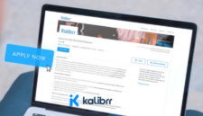 Fitur Rekomendasi AI Kalibrr membantu pengguna dalam menyesuaikan deskripsi pengalaman kerja mereka dengan posisi yang mereka incar. 