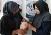 Petugas medis merawat bayi pasangan Nasrul dan Utari Ramadhanty yang lahir pada 29 Februari atau tahun kabisat di klinik bersalin Bungong Seulanga, Banda Aceh, Aceh, Kamis (29/2/2024). FotoL Antara