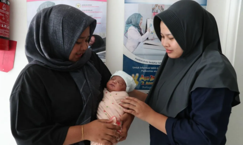 Petugas medis merawat bayi pasangan Nasrul dan Utari Ramadhanty yang lahir pada 29 Februari atau tahun kabisat di klinik bersalin Bungong Seulanga, Banda Aceh, Aceh, Kamis (29/2/2024). FotoL Antara