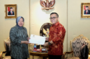 Menteri PANRB Azwar Anas saat menyerahkan izin prinsip formasi ASN Kementerian Sosial (Kemensos) kepada Menteri Sosial Tri Rismaharini, di Jakarta, Jumat (19/04/2024). Foto: KemenPANRB