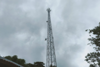 Kehadiran tower BTS Telkom di kampung Kuwu, Desa Nenu, Kecamatan Cibal, Manggarai, NTT membuat alat elektronik warga rusak. Foto: Tajukflores.com
