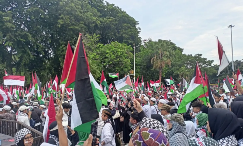 Ribuan orang berkumpul memperingati 100 hari genosida Gaza di depan Kedutaan Besar Amerika Serikat, Jakarta Pusat, Sabtu (13/01/2024). Foto: Antara