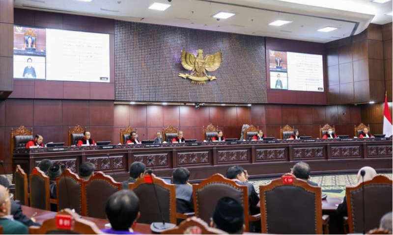 Suasana sidang Mahkamah Konstitusi (MK) saat menolak uji formil Undang-undang Nomor 17 tahun 2023 atau UU Kesehatan, Kamis (29/2/2024). Foto: MK)