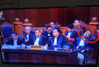 Tangkap layar tim kuasa hukum Prabowo-Gibran tidur lelap saat sidang PHPU di MK, Selasa (2/4/2024). Foto: Twitter/Tajukflores.com