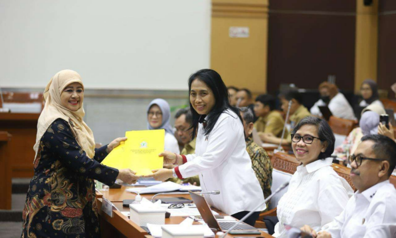Menteri Pemberdayaan Perempuan dan Perlindungan Anak (PPPA) Bintang Puspayoga (kanan) menerima berkas RUU KIA di ruang rapat komisi VIII DPR RI, Kompleks Senayan, Jakarta, Senin (25/3/2024). (Foto: Kementerian PPPA)