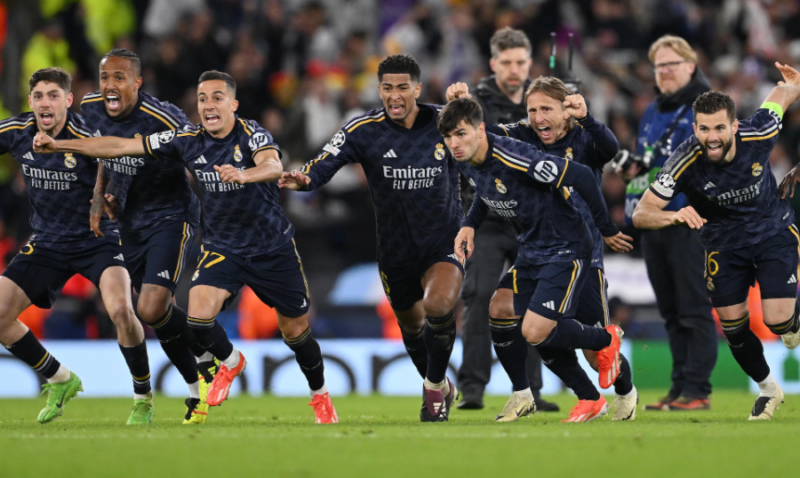 Para pemain Real Madrid merayakan kemenangan atas Manchester City melalui adu penalti. Foto: Getty Images