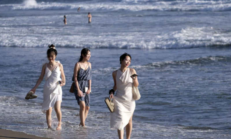 Sejumlah wisatawan China saat menikmati suasana pantai di Bali. Foto: Xinhua via Antara