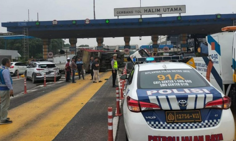 Kendaraan yang terlibat kecelakaan beruntun di Gerbang Tol Halim Utama, Jakarta, pada Rabu (27/3/2024). Foto: Istimewa