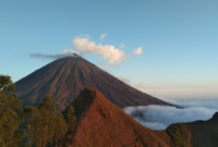 Melihat Gunung Inerie dari Bukit Watunariwowo, Desa Beja, Langa, Kabupaten Ngada, Flores, NTT. Foto: Flores Komodo Tour