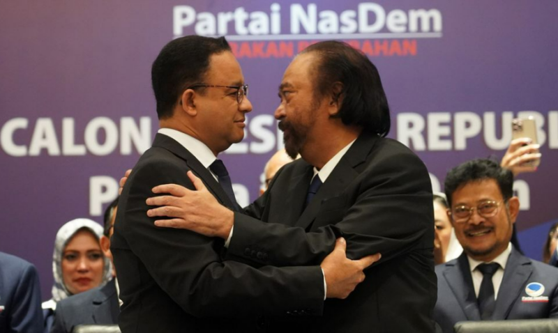 Ketua Umum Partai Nasdem Surya Paloh (kanan) memeluk Gubernur DKI Jakarta Anies Baswedan (kiri) pada acara Pengumuman Calon Presiden Pemilu 2024 yang diusung Nasdem, di Nasdem Tower, Jakarta, Senin (3/10/2022).