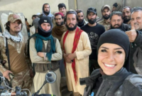 Traveller Spanyol swafoto dengan Pasukan Taliban. Foto: Twitt