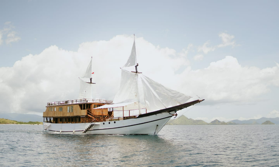 kapal pinisi labuan bajo, Cara Menghabiskan Weekend yang Sempurna di Labuan Bajo
