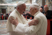 Paus Fransiskus menggambarkan Paus Benediktus sebagai seorang yang lembut namun kuat, seringkali dimanfaatkan oleh orang lain tanpa maksud jahat, yang membuatnya menderita. Foto: Reuters