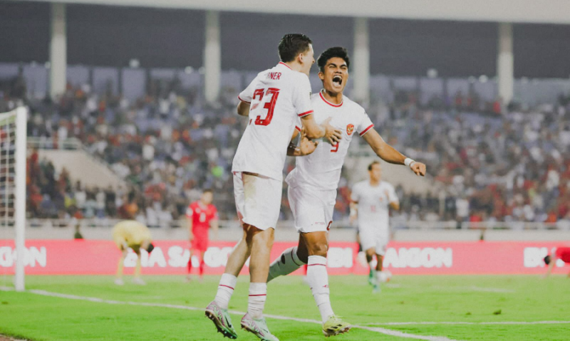 Dua pemain Timnas Indonesia, Jay Idzes dan Ramadhan Sananta merayakan gol ketiga ke gawang Vietnam dalam pertandingan leg kedua Kualifikasi Piala Dunia 2026 zona Asia pada Selasa (26/3/2024). Foto: Twitter Jokowi