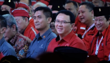 Mantan gubernur DKI Jakarta Basuki T Purnama alias Ahok saat diperkenalkan Megawati sebagai kader PDIP. Foto: gesuri.id