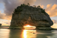 Watu Maladong adalah nama sebuah pantai di Pulau Sumba yang terkenal dengan gugusan batu-batu megah yang menghiasi hamparan pasirnya. Foto: Sumba Trip