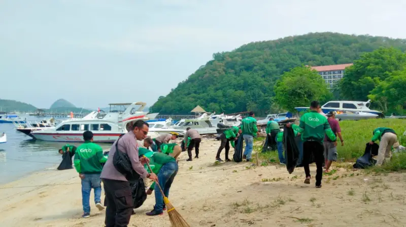 Polisi dan komunitas Grab Labuan Bajo bergotong-royong membersihkan sampah di Pantai Pede. Aksi ini sebagai bentuk kepedulian terhadap lingkungan dan untuk menjaga keindahan pantai tersebut. Foto: Istimewa